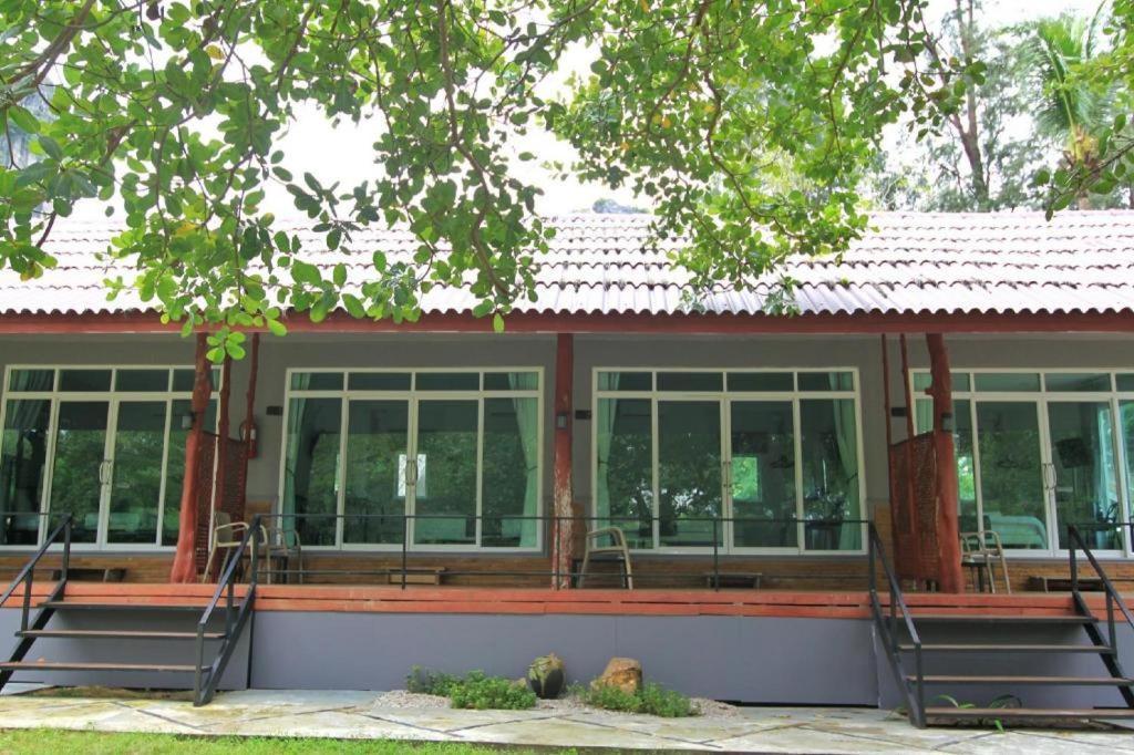 Baan Chao Mai Beach House Транг Экстерьер фото